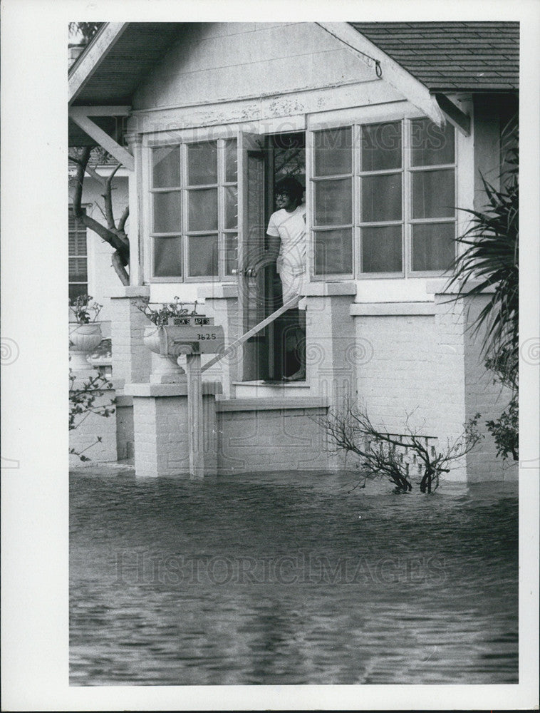 1972 Press Photo Woman Looking Outside Door At Flood Waters Hurricane Agnes - Historic Images