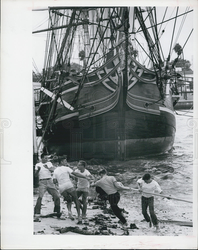 1965 Press Photo St Petersburg Crew Trying To Haul A Hawser Across Boat Basin - Historic Images