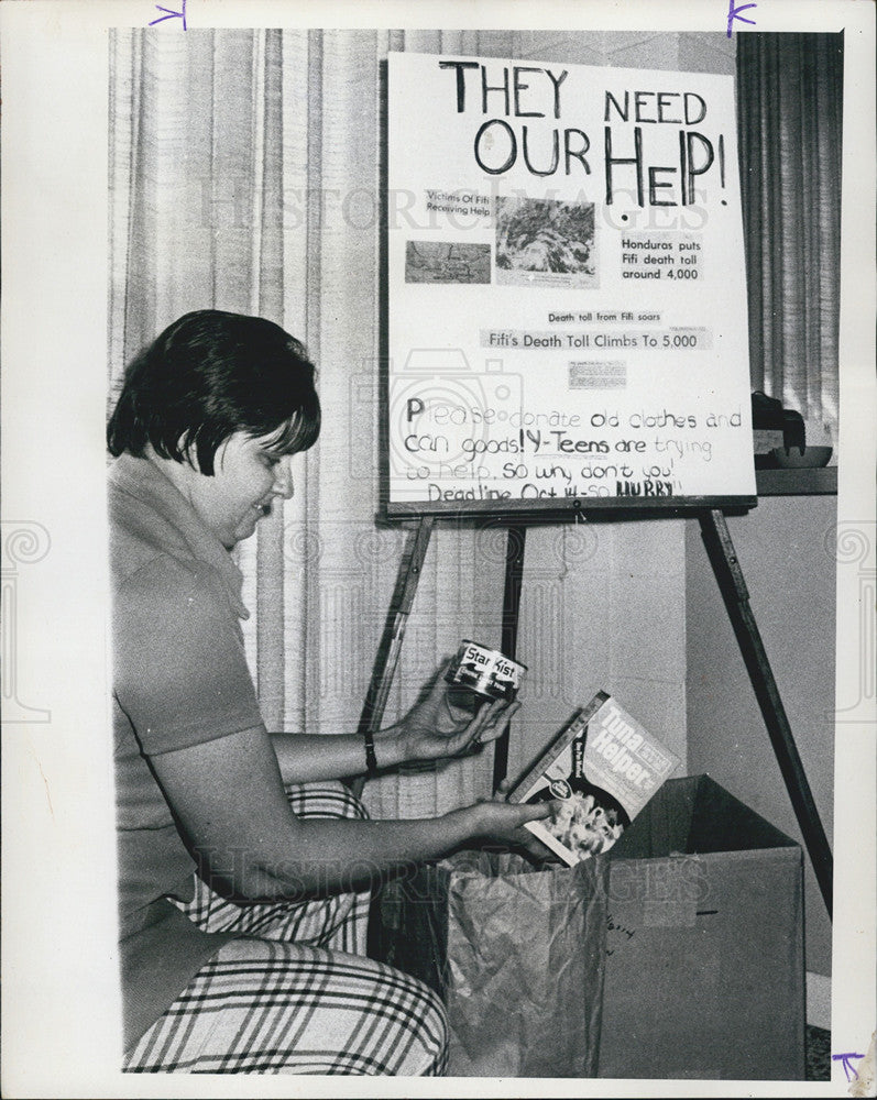 1974 Press Photo Woman Preston Accepting Canned Goods For Hurricane Fifi Victims - Historic Images