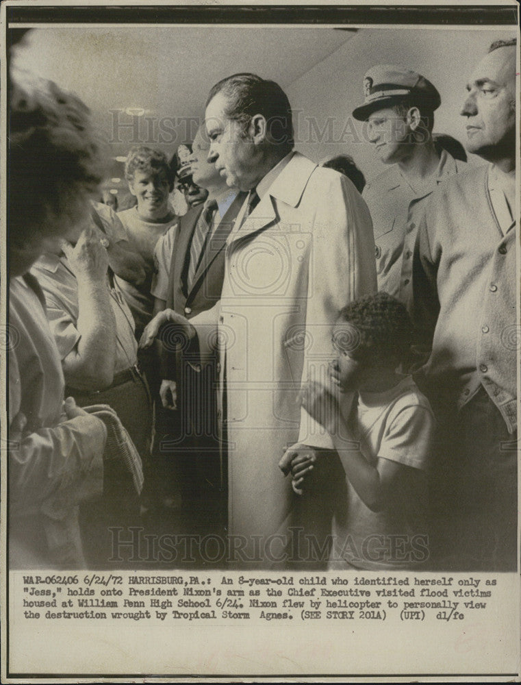 1972 Press Photo Girl Jess Holding President Nixon&#39;s Arm Visit Flood Victims - Historic Images