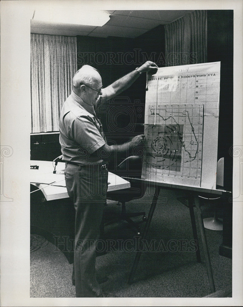 1974 Press Photo Civil Defense Director William Kuhn Holds Map Hurricane Carmen - Historic Images