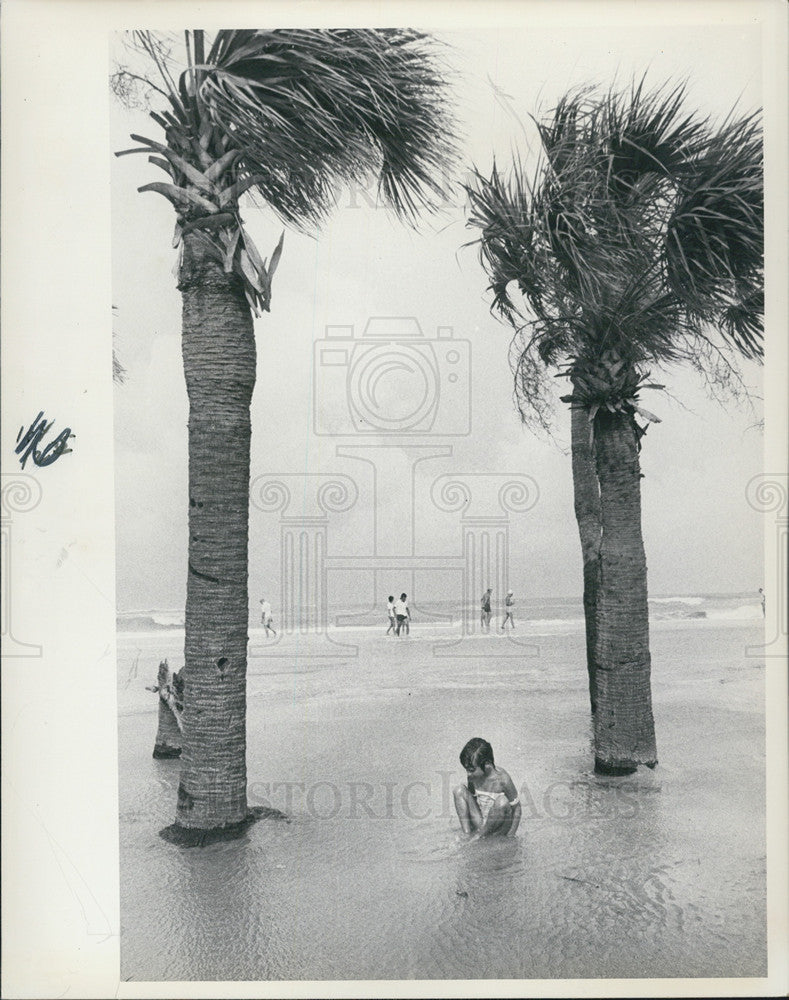 1975 Press Photo of girl playing at Clearwater Beach after Hurricane Eloise - Historic Images