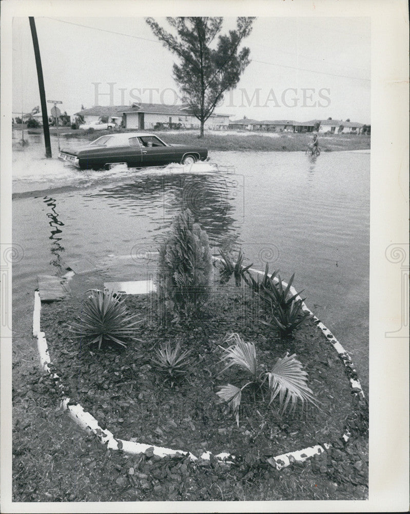 1975 Press Photo Car Driving Through Flood Waters Hurricane Elaine Florida - Historic Images