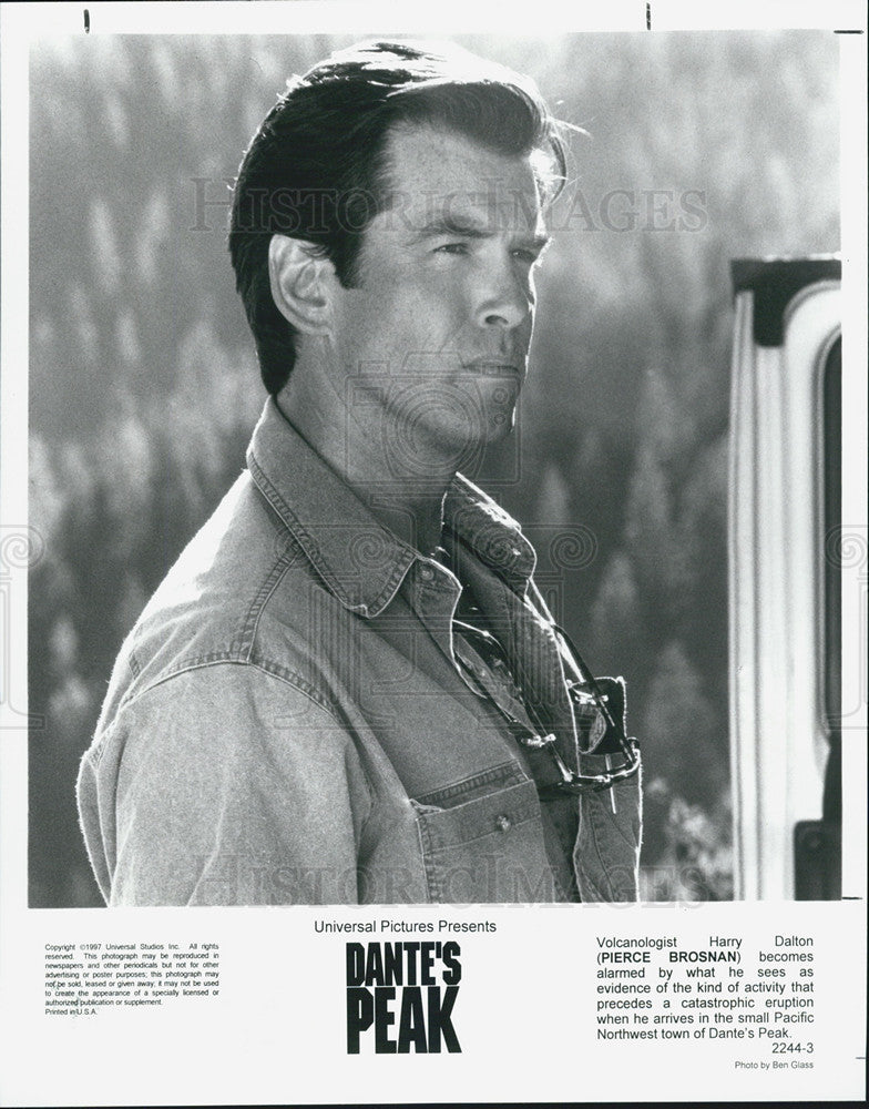 1997 Press Photo Pierce Brosnan in Dante&#39;s Peak - Historic Images