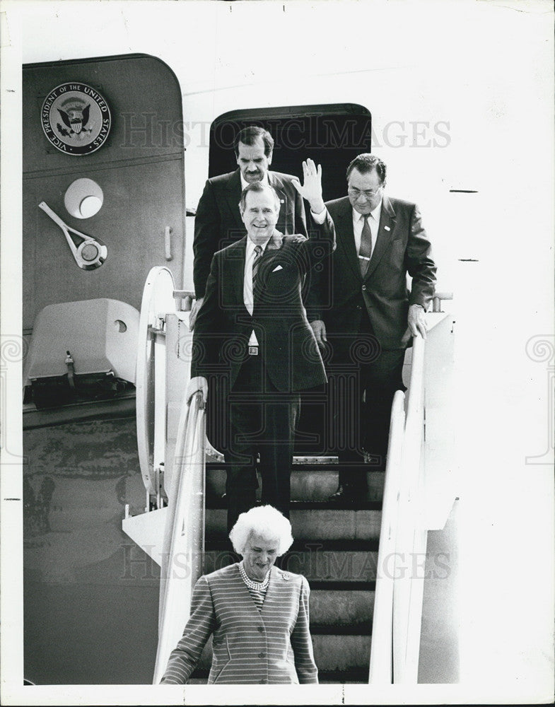 1987 Press Photo Vice President George Bush Arriving St Petersburg Airport - Historic Images