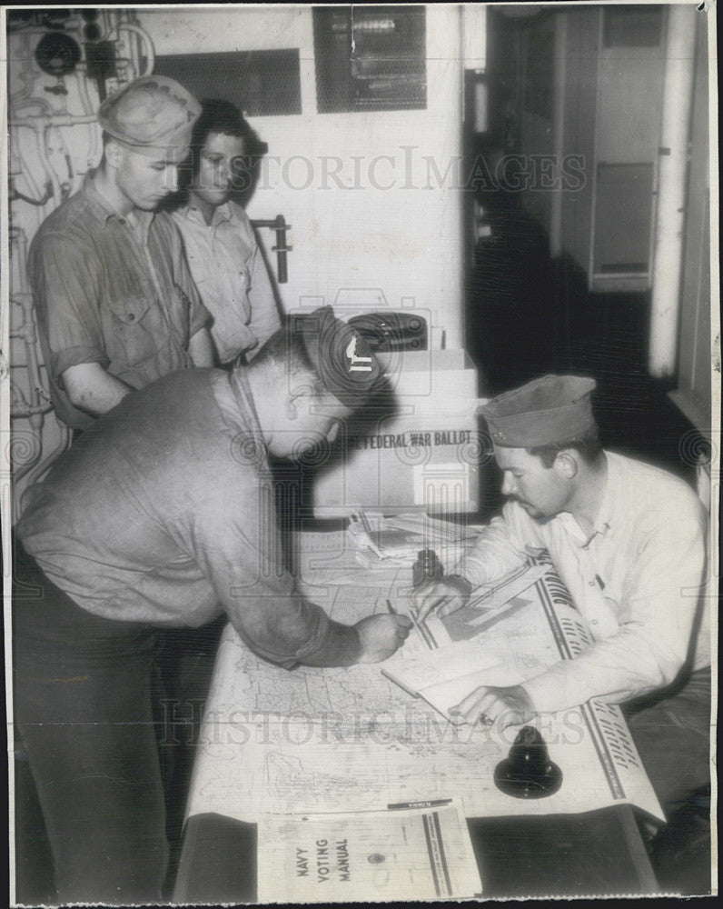 1944 Press Photo Us Salors Line up at Polls about aircraft carriers - Historic Images