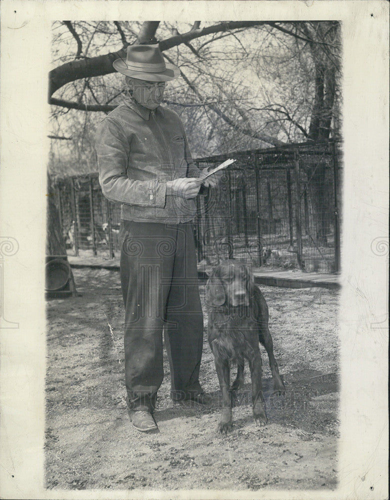 1945 Press Photo A soldiers dog receives a monthly allotment while his master is - Historic Images