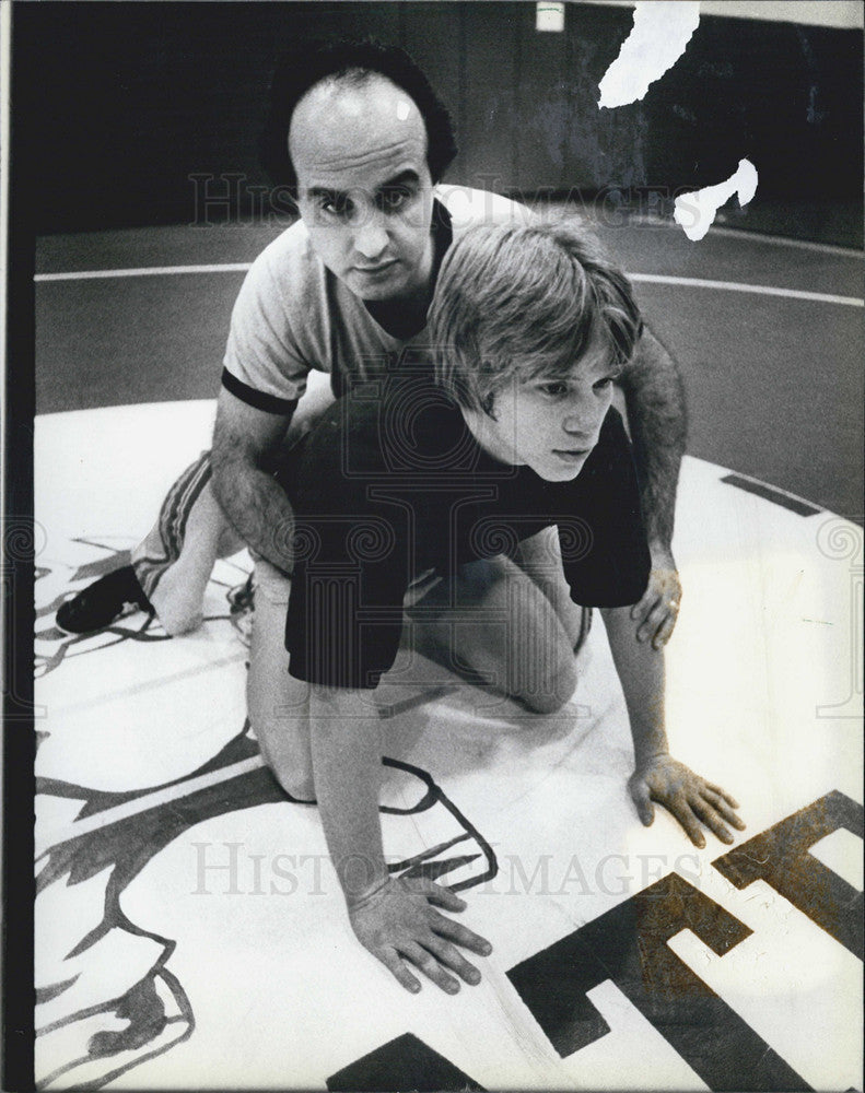 1973 Press Photo Palatine HS Wrestler Ken Shappard With Coach Rich Pietrini - Historic Images