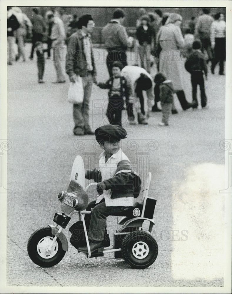 1983 Press Photo Child Riding Toy Motorcycle/Lincoln Park Zoo/Chicago - Historic Images