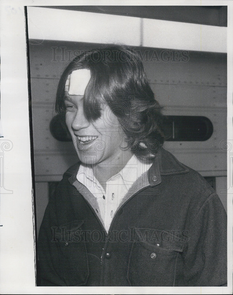 1976 Press Photo Victim of L crash waits for train at the Jefferson Park Station - Historic Images