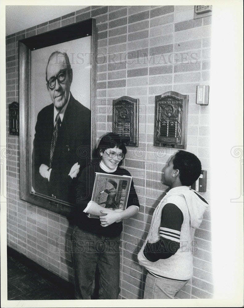 1985 Press Photo Jack Benny Junior High School Waukegan Students Angelo Forbes - Historic Images