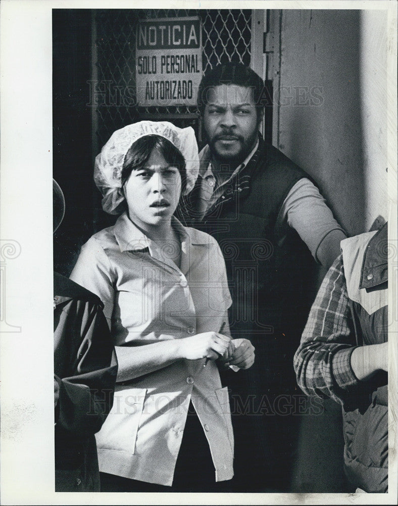 1982 Press Photo Immigration Naturalization Service Agent Woman Bake-Line - Historic Images