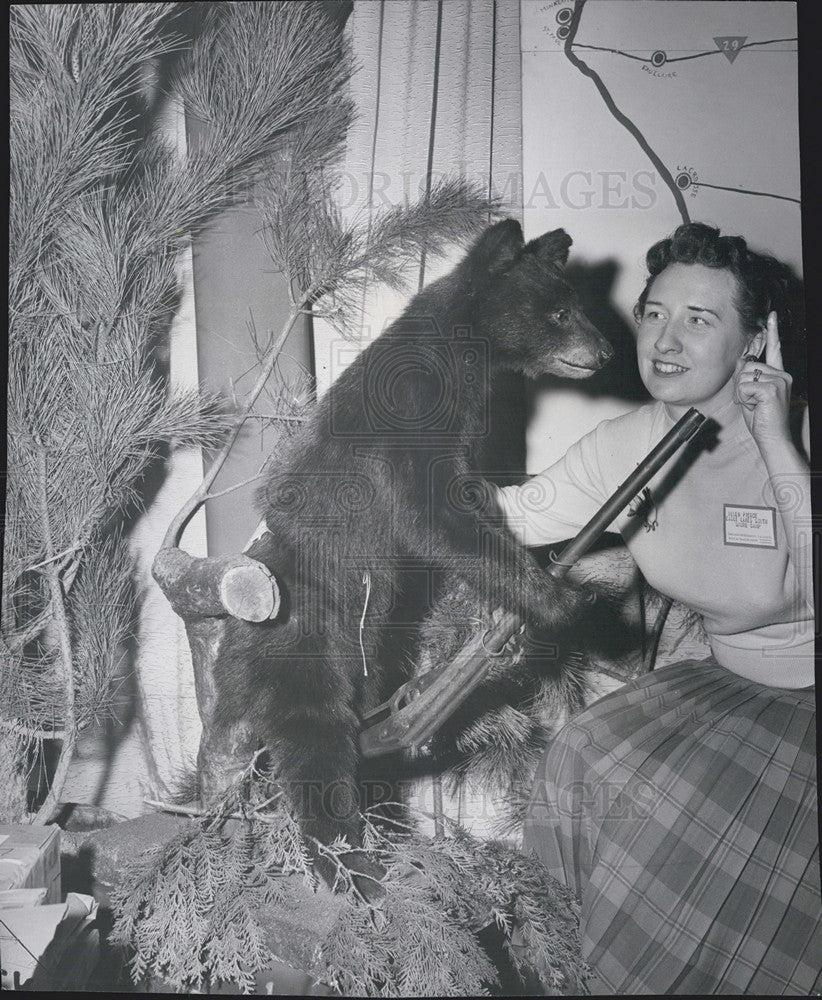 1958 Press Photo Mrs. Helen Pierce/Sports Show/Gun/Weapon/Hunting - Historic Images