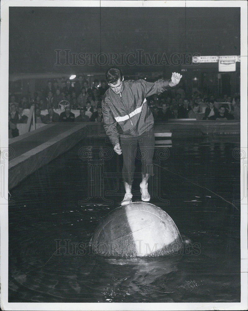 1968 Press Photo Dalton Peck Giant Rubber Ball Sportsman Vacation Show - Historic Images