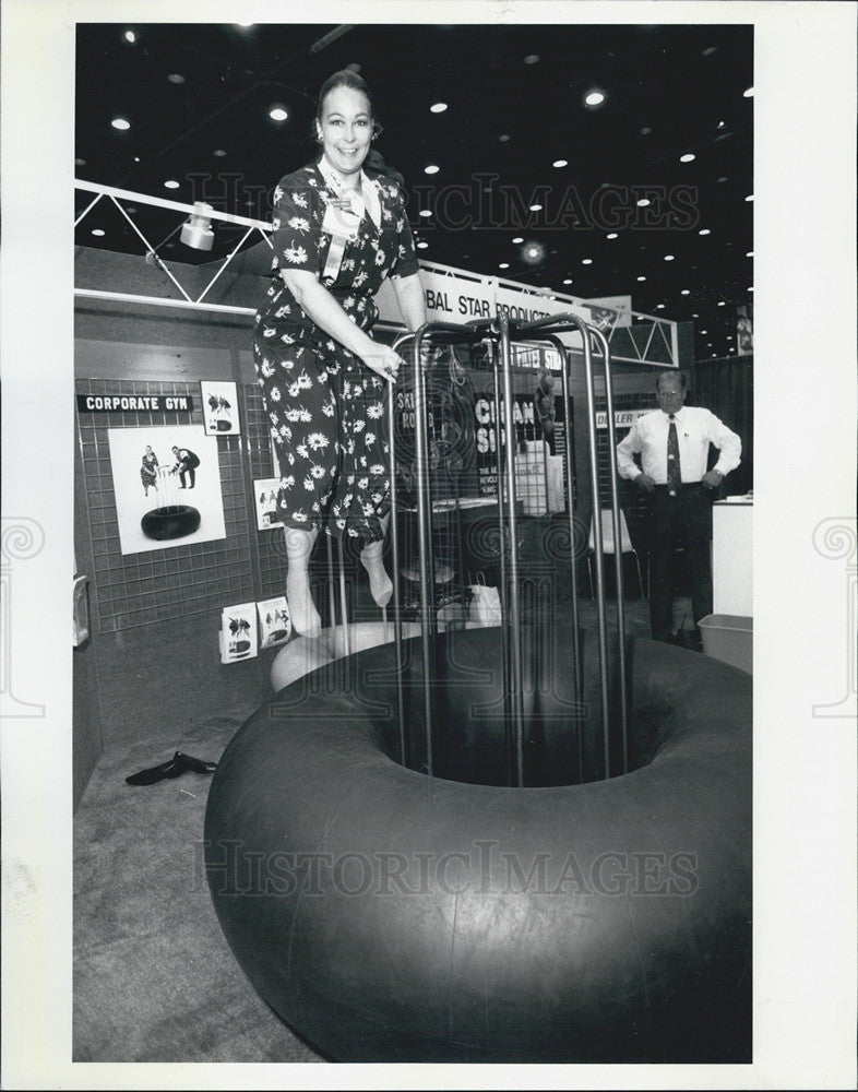 1991 Press Photo Donna Andrew Lolo Bal Pogo Corporate Gym National Sporting Good - Historic Images