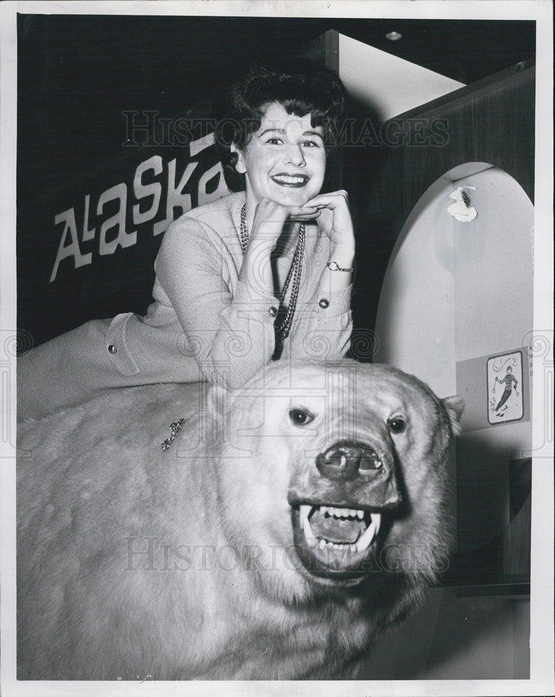 1963 Press Photo Ann Bailey Polar Bear Stuffed Sportsmen&#39;s Show - Historic Images