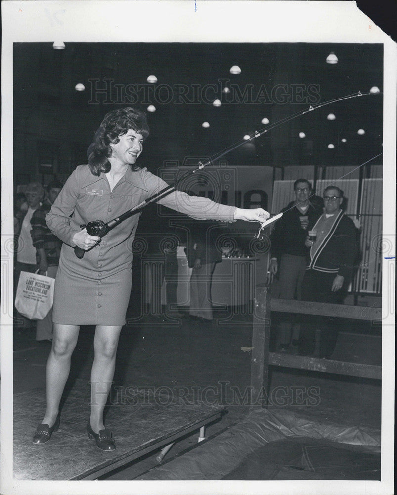 1976 Press Photo Sandy Peck Casting Sportsmen&#39;s Vacation Show Fishing - Historic Images