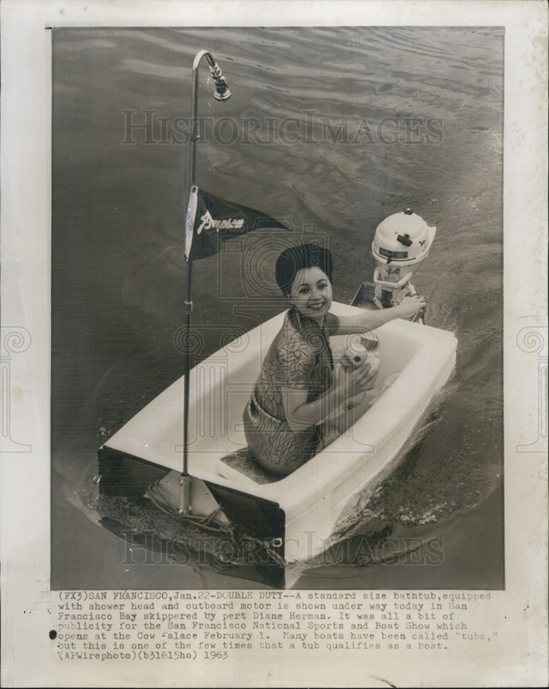1963 Press Photo &quot;Double Duty&quot; A standard size bathtub as a boat - Historic Images
