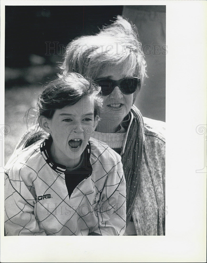 1990 Press Photo Youth Soccer Member with Mom Yelling Encouragement to Team - Historic Images
