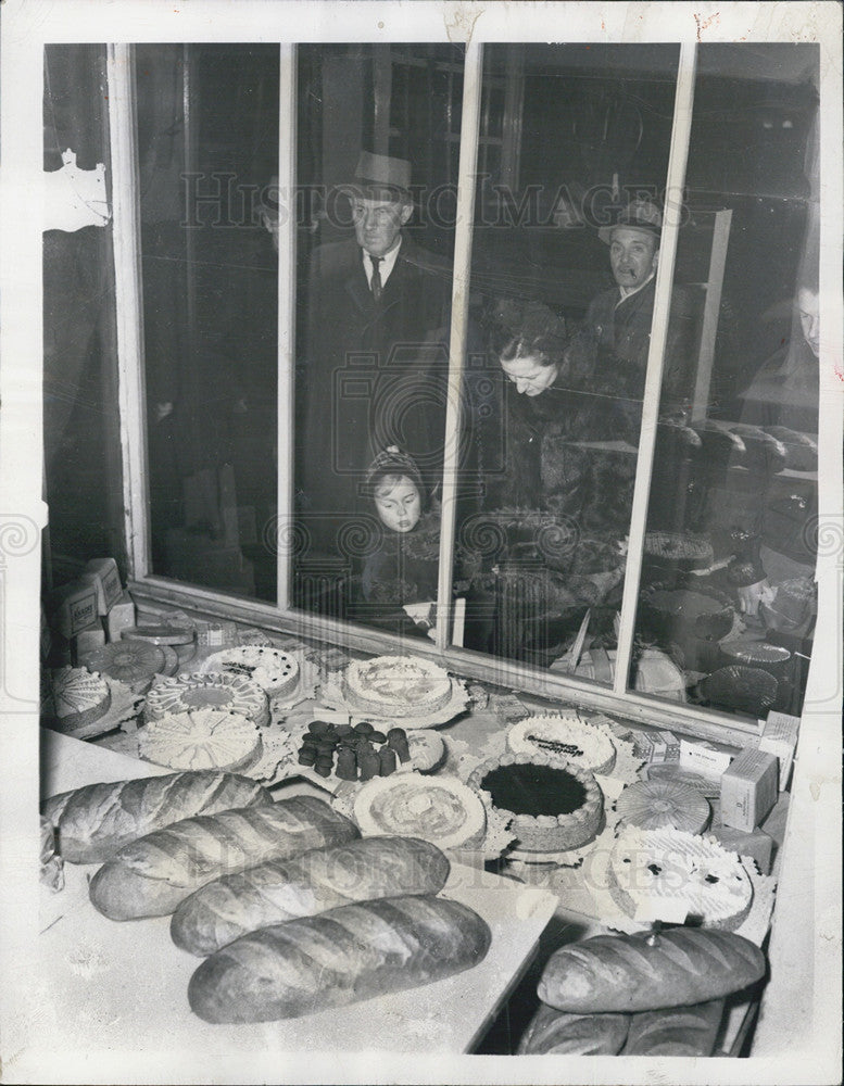 1949 Press Photo Residents Of Frankfurt, Germany View Bakery Products - Historic Images