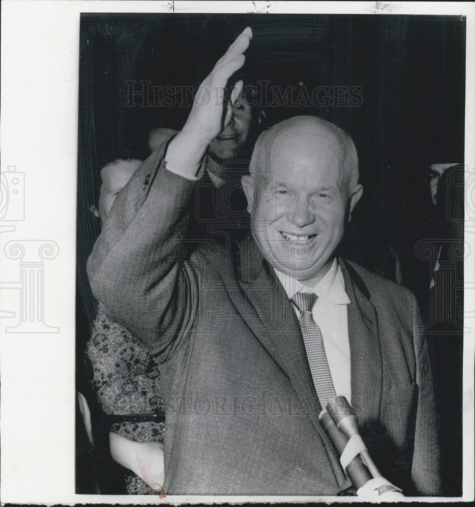 1960 Press Photo Soviet Premier Nikita Krushchev Waves Goodbye As He Heads Home - Historic Images