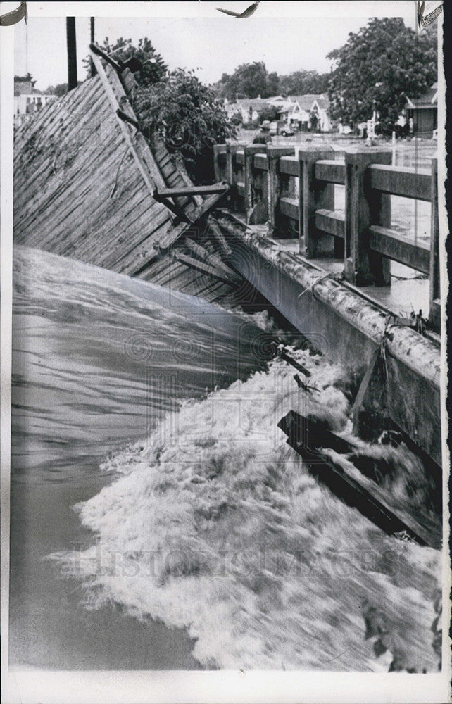 1965 Press Photo Flood/Wooden Bridge Swept Against Concrete Bridge/Texas - Historic Images