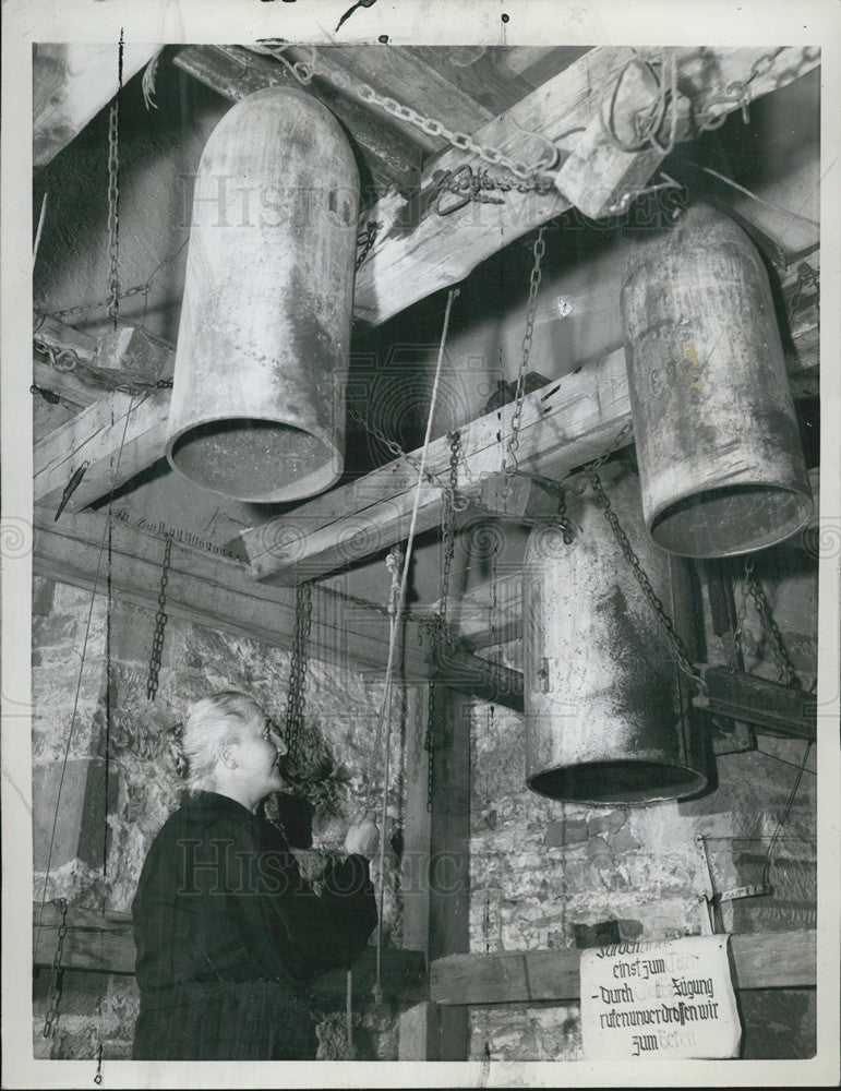 1958 Press Photo Leonie Centner West Germany Bombs Turned Bells - Historic Images