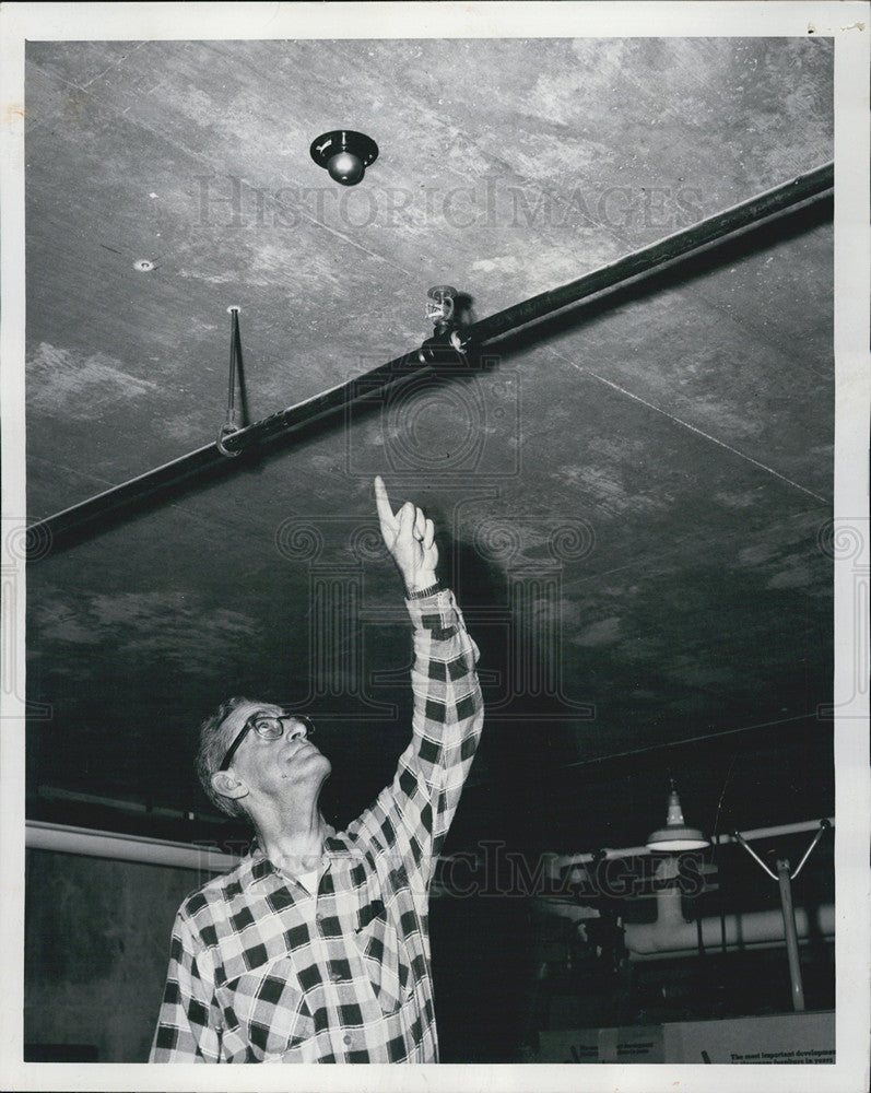 1960 Press Photo School Engineer Henry Gillepsie Sprinkler System - Historic Images