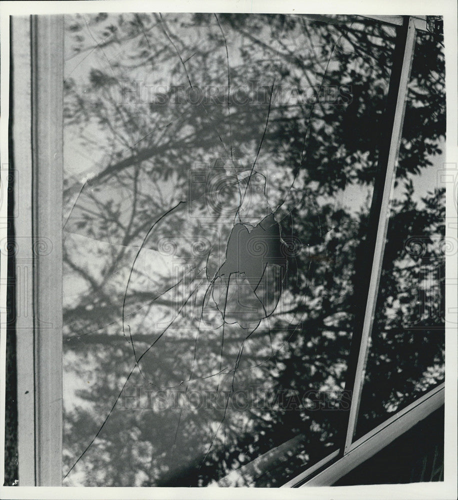 1965 Press Photo Crime Broken Window - Historic Images