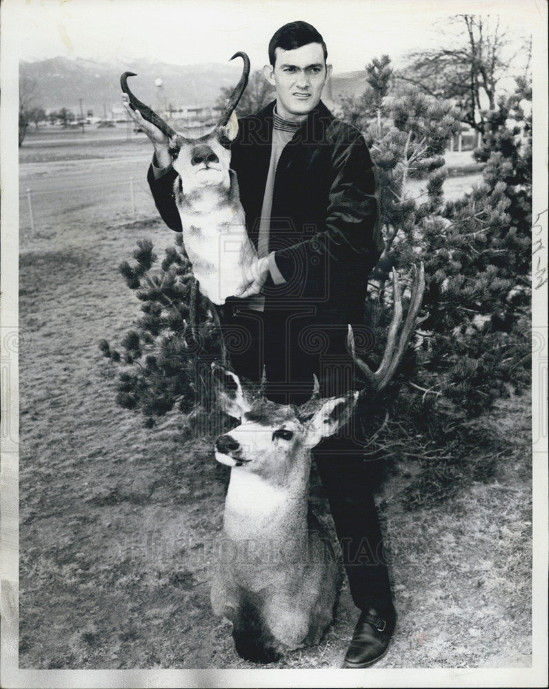 1970 Press Photo Sgt. Charles R. Shaw shows antelope and deer trophies. - Historic Images