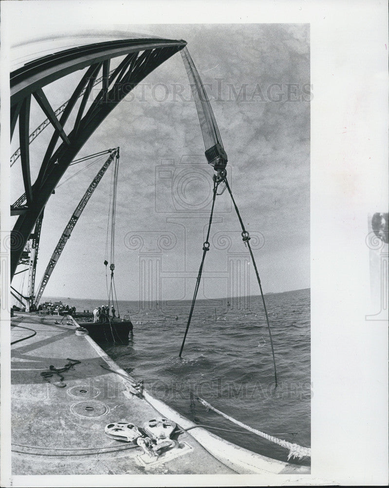 1980 Press Photo Crane keeps tension on cables cradling sunken vessel. - Historic Images