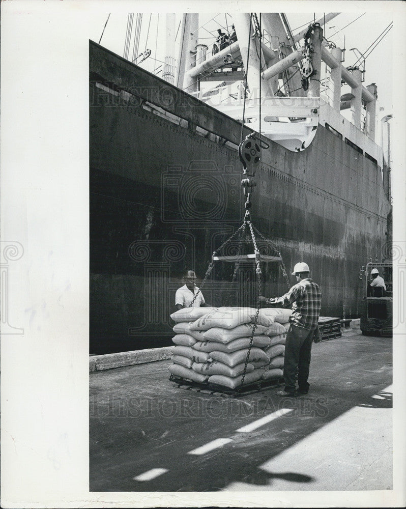 1974 Press Photo Longshoremen at Tampa Port - Historic Images