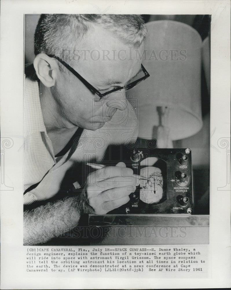 1961 Press Photo R. Duane Whaley Design Engineer of Space Compass - Historic Images