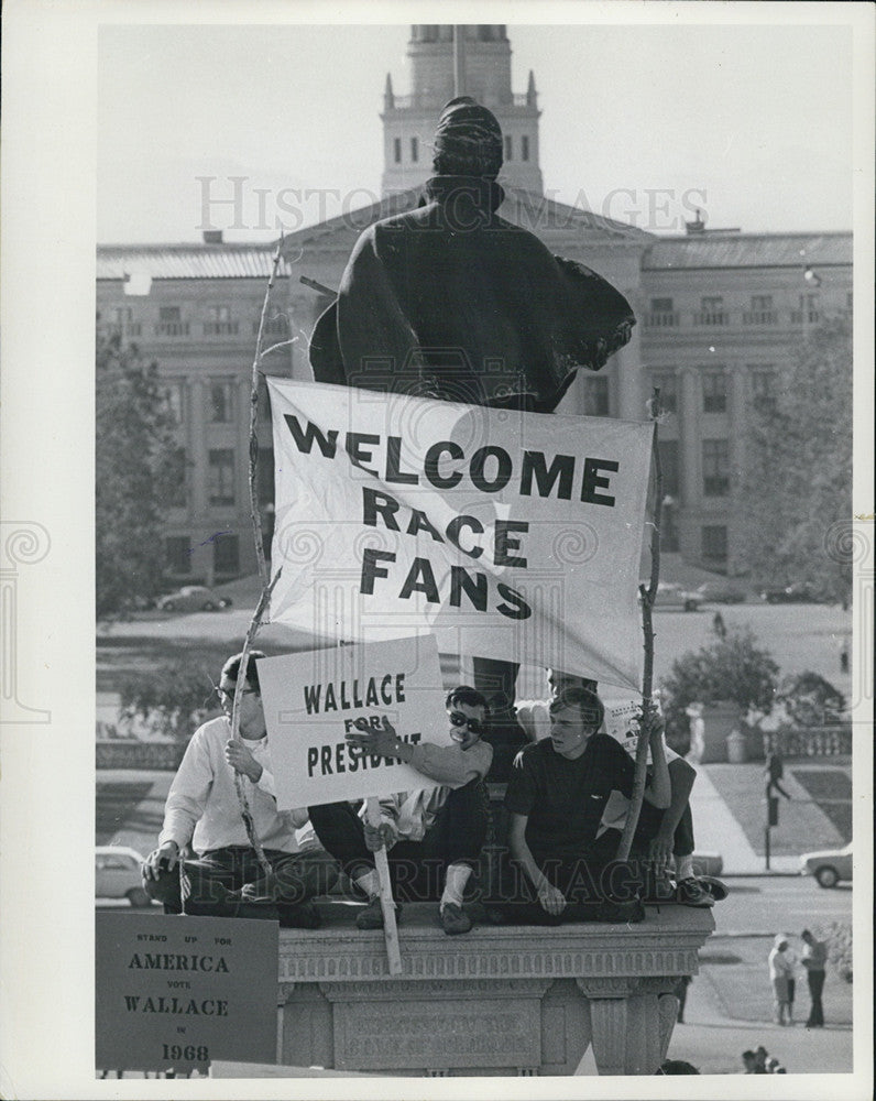 1969 Press Photo George Wallace Denver Visit Campaign Fans Signs Supporters - Historic Images