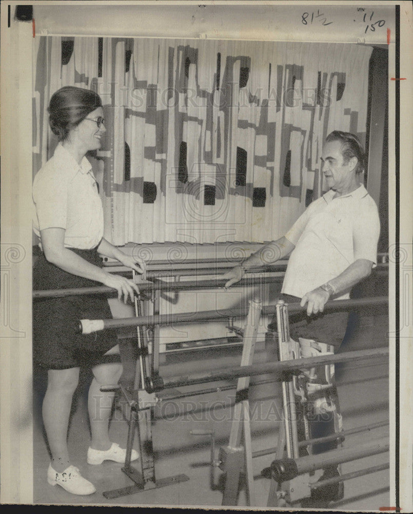 1972 Press Photo Gov. George C. Wallace with physical therapy nurse Judy Cantey - Historic Images