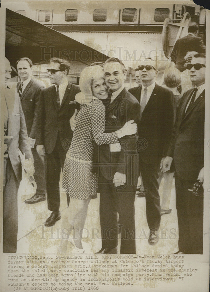 1968 Press Photo George Wallace Alabama Gov Hugs Neen Welch At Chgo Airport - Historic Images