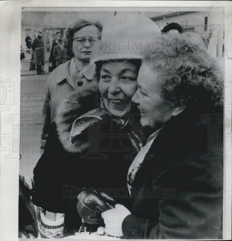 1964 Press Photo Sisters From W Berlin And E Berlin Hug After Crossing Oberbaum - Historic Images