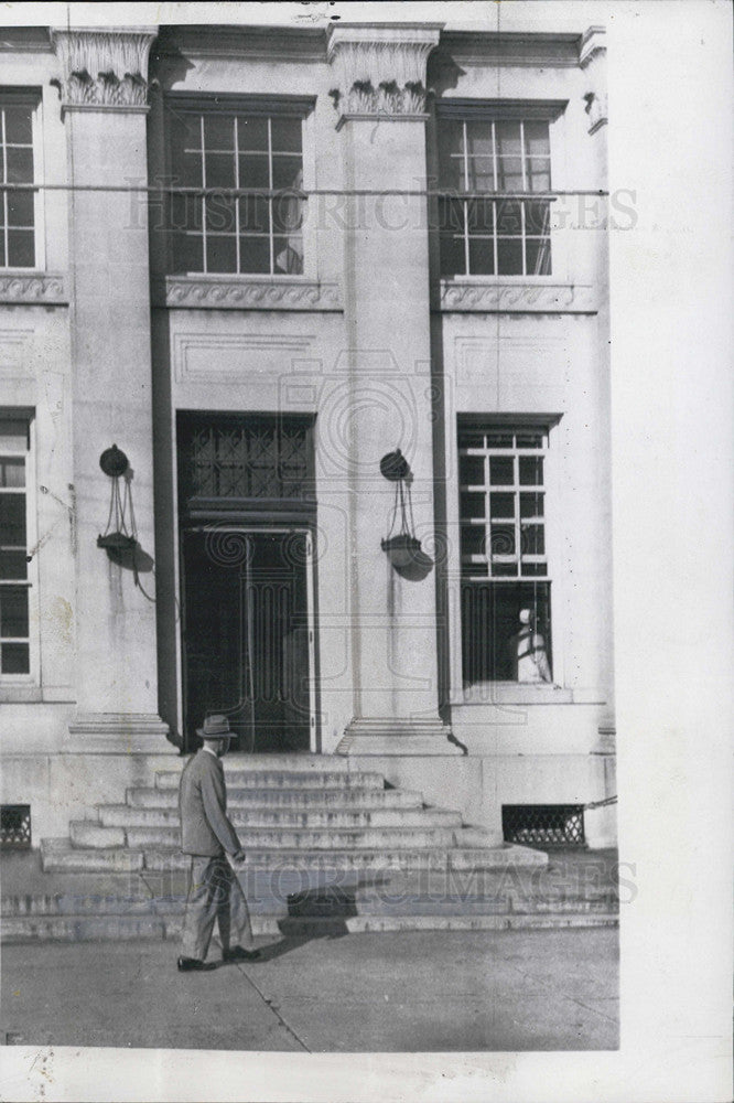 1955 Press Photo Gettysburgan looks into Post Office renovation - Historic Images