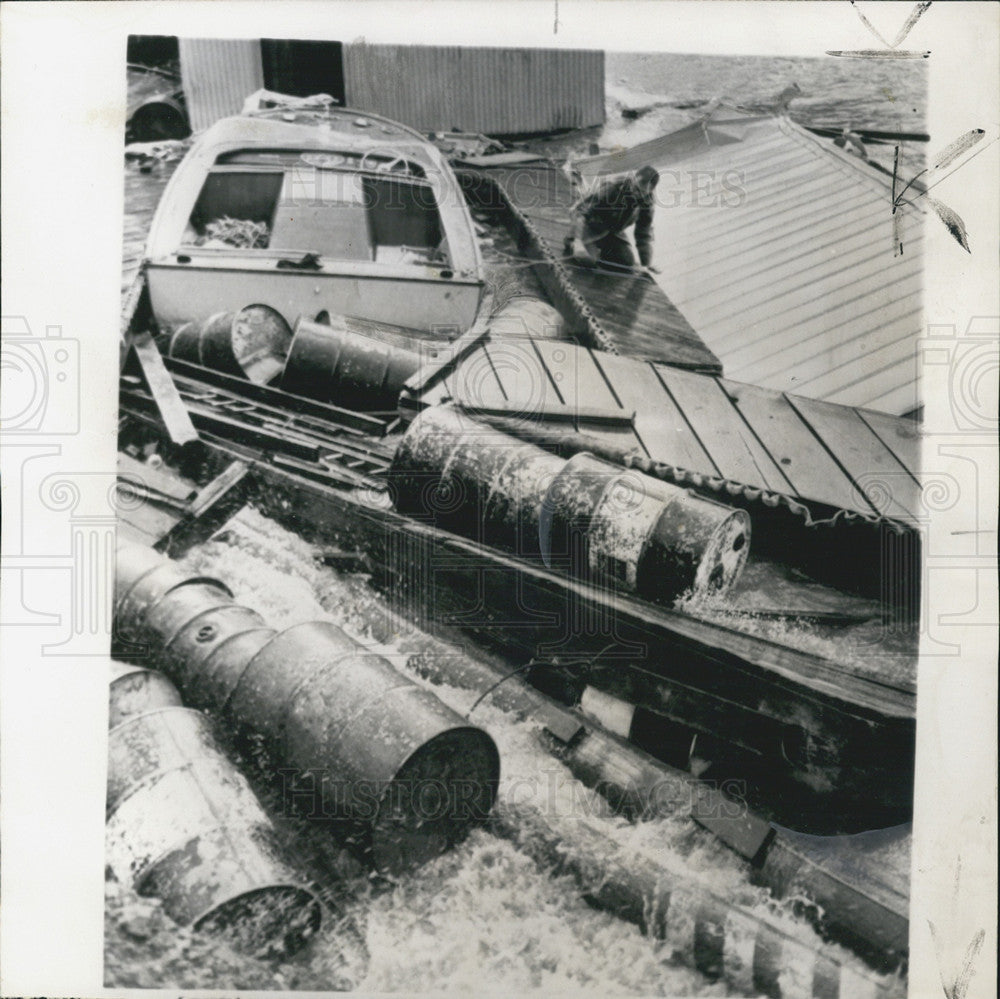 1962 Press Photo Man Tries To Rescue Boat After Storm Pushed Into Shasta Lake - Historic Images