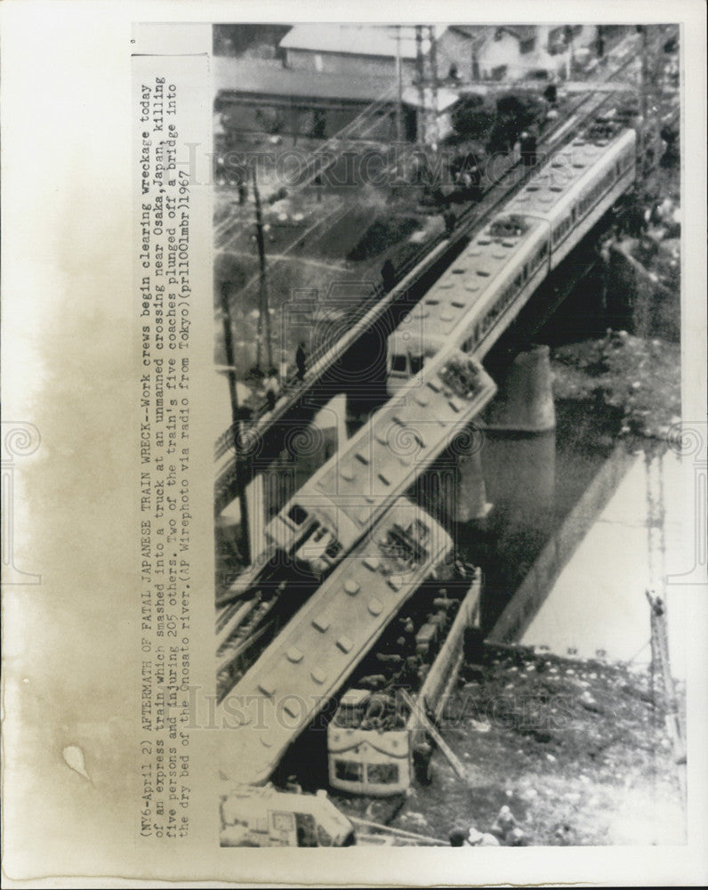 1967 Press Photo Train Wreck  Osaka Japan - Historic Images
