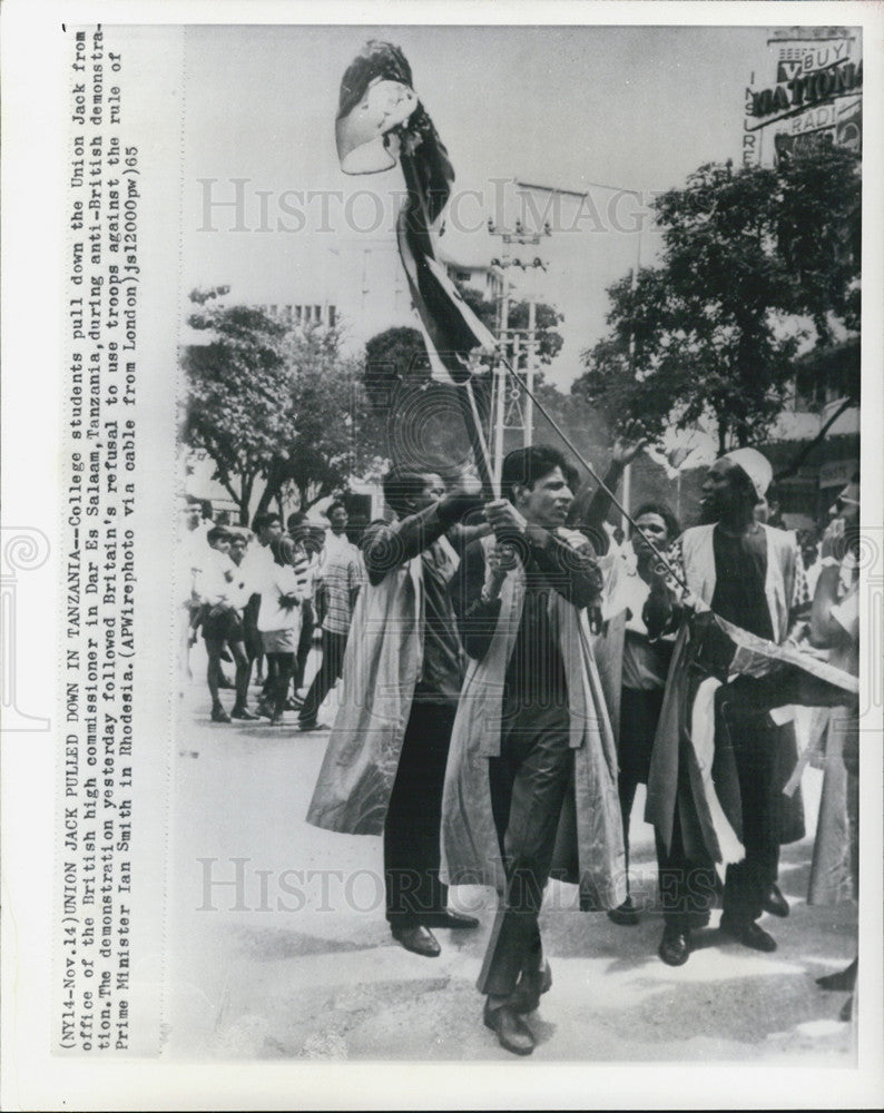 1965 Press Photo Tanzania College Students Pull Down Union Jack Riot - Historic Images