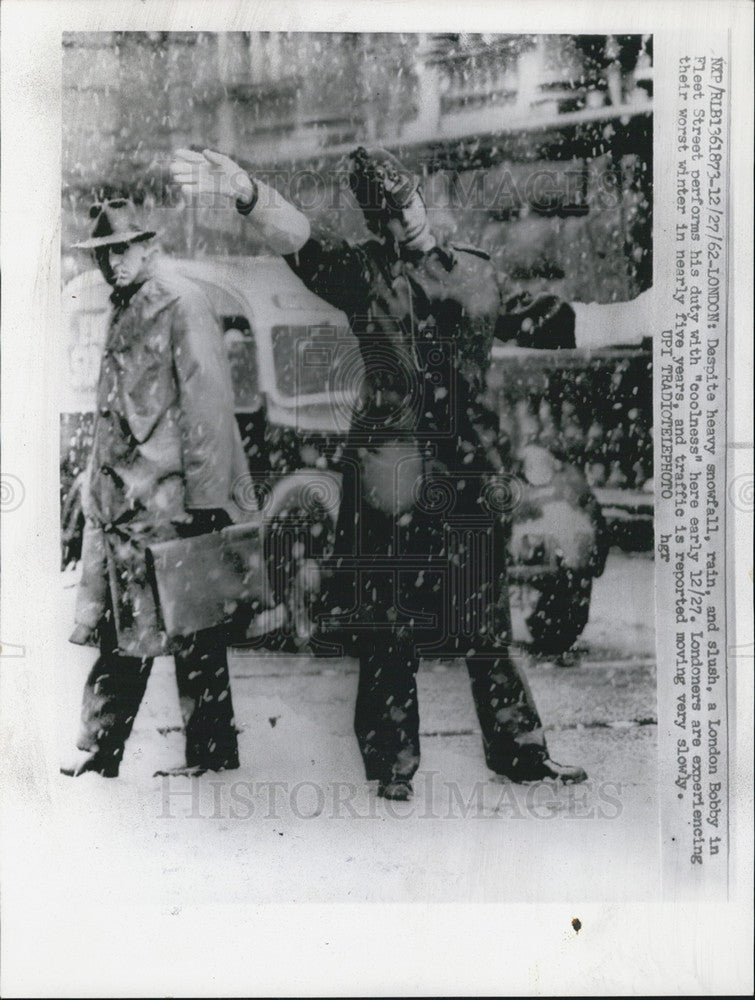 1962 Press Photo London Bobby performs duty with coolness - Historic Images