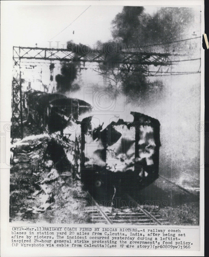 1966 Press Photo Railway coach blazes 20 miles from Calcutta, India - Historic Images