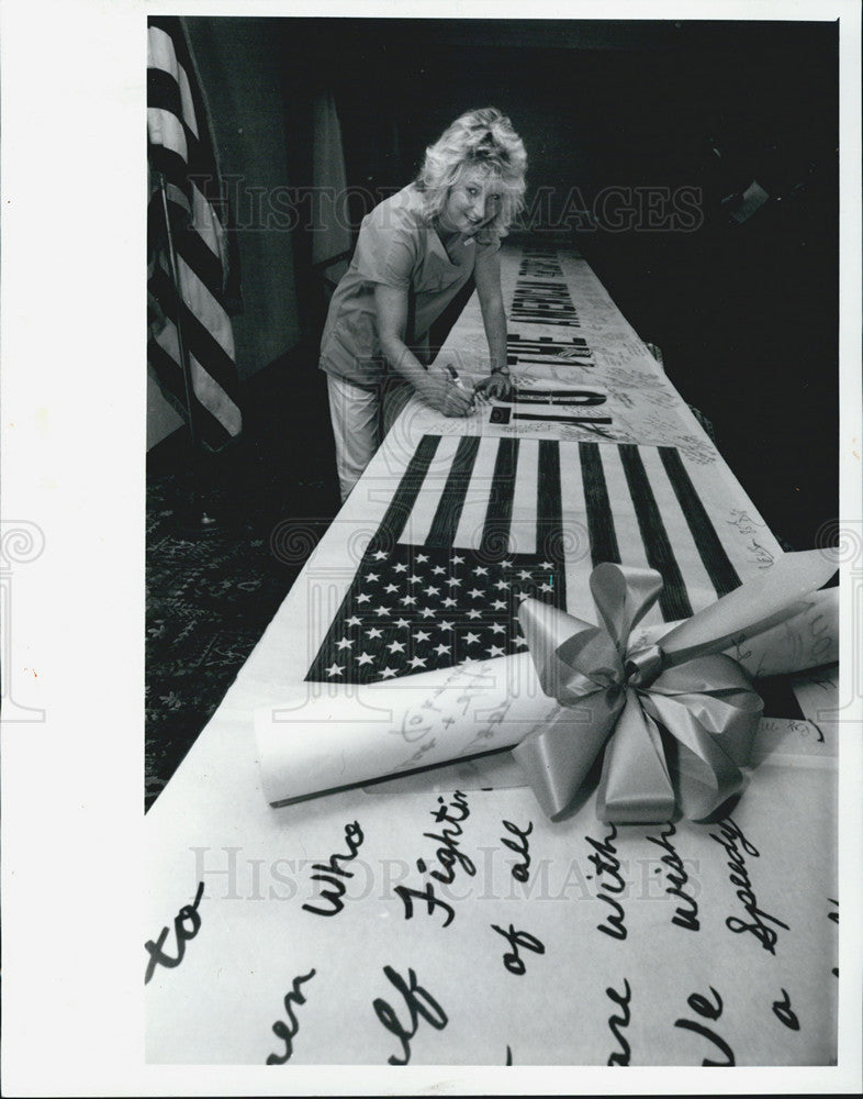 1991 Press Photo Debbie Kanak, R.N., signing huge post card - Historic Images