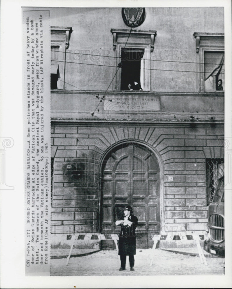 1965 Press Photo  Rome policeman infront of Swiss Guards barracks Vatican City - Historic Images