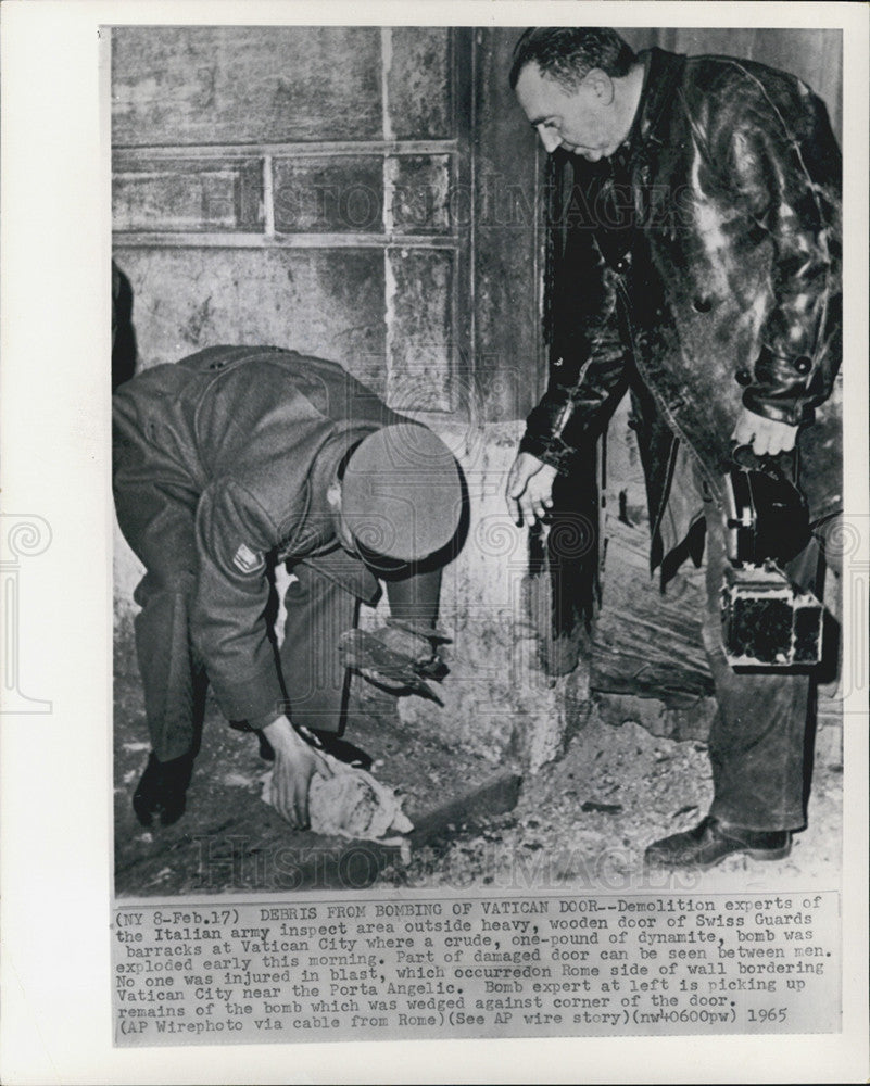 1965 Press Photo Debris from Bombing Vatican Door - Historic Images