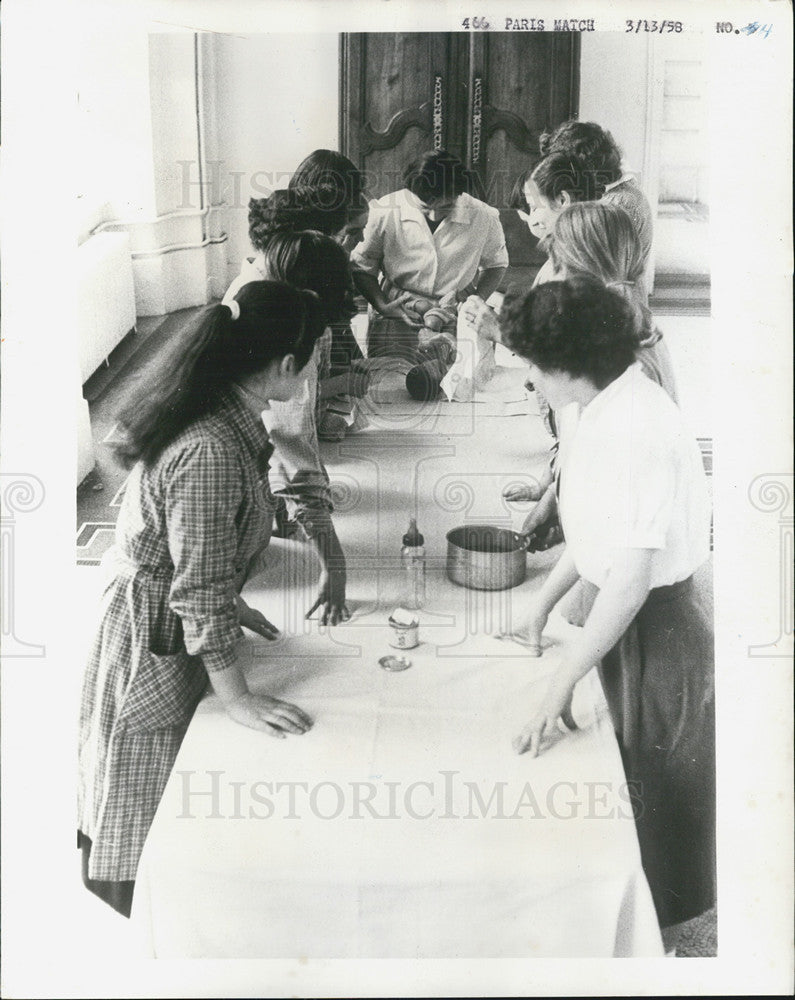 1958 Press Photo Girls at France&#39;s Abandoned Children&#39;s Headquarters - Historic Images