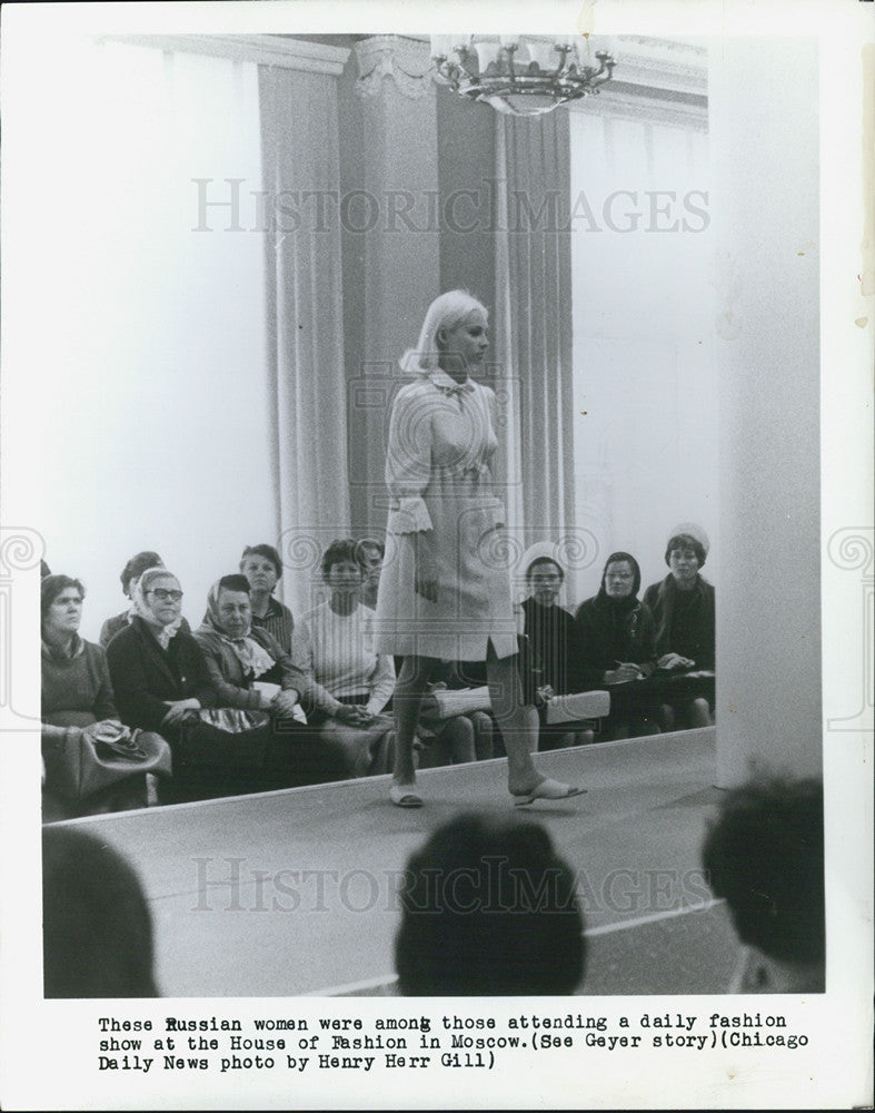 Press Photo Women attend daily fashion show in Moscow - Historic Images