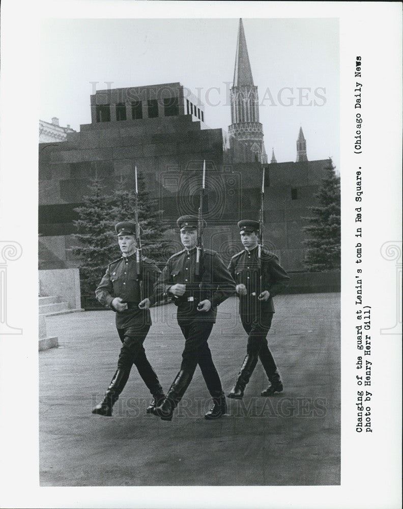 Undated Press Photo Russian soilders change guard at Lenin&#39;s tomb in Moscow, Russia - Historic Images