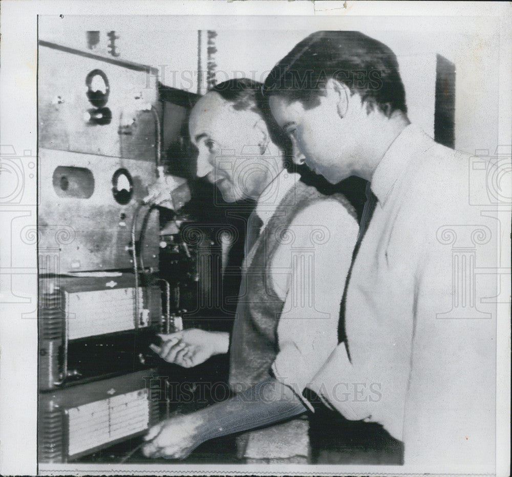 1959 Press Photo Prof. Alfred Lovell-director, Jodrell Bank  Dr. J.G. Davies - Historic Images